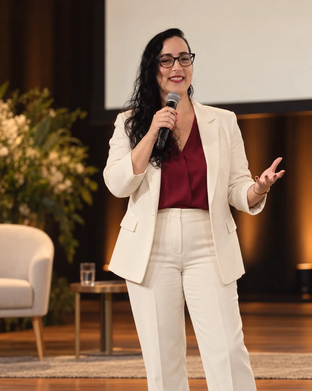 Valéria Diniz palestrando